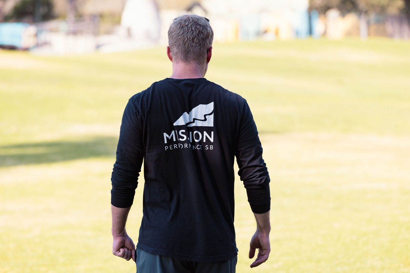 Jack Anderson from behind in a black Mission Performance shirt